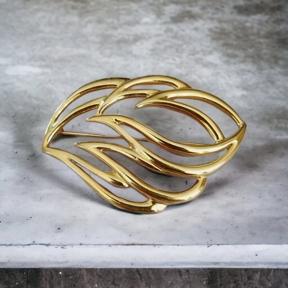 Vintage Signed MONET Goldtone Leaf Design Brooch Pin